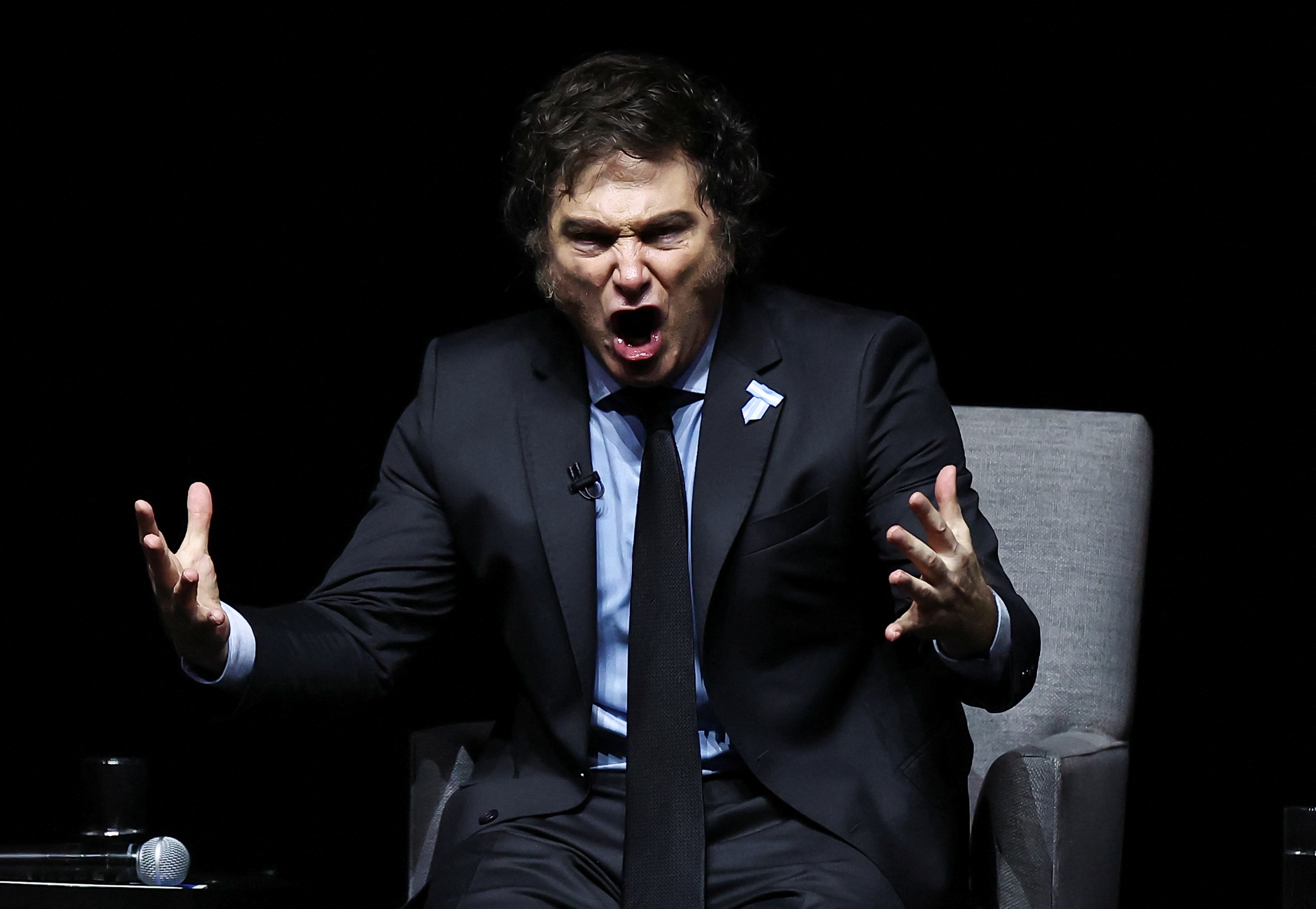 Milei, yeni kitabını rock konserini aratmayan şovla tanıttı