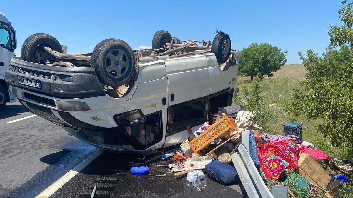 Mevsimlik işçileri taşıyan minibüs takla attı: 15 yaralı