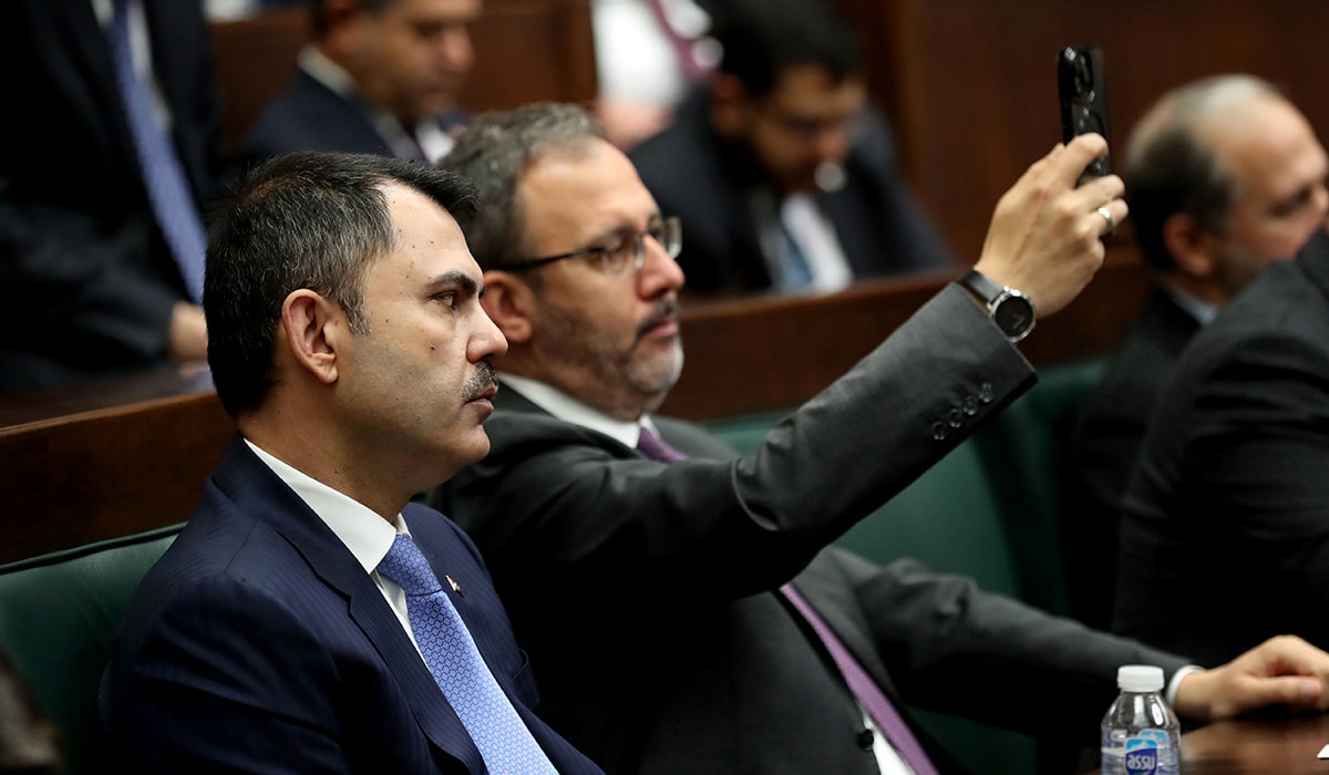 İki eski bakan Erdoğan'ı dinlerken objektiflere böyle yansıdı