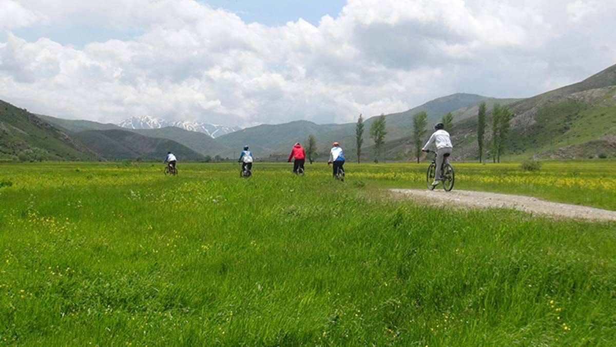 Doğaseverler, bisikletleriyle Van Gölü'nün etrafını turladı