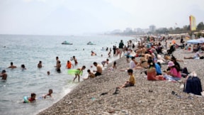Sıcaklık arttı: Konyaaltı Sahili doldu taştı