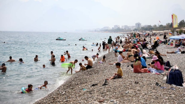 Sıcaklık arttı: Konyaaltı Sahili doldu taştı