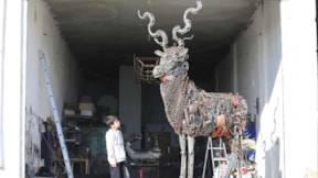 Bir ton metal atıkla dev geyik heykeli yaptı