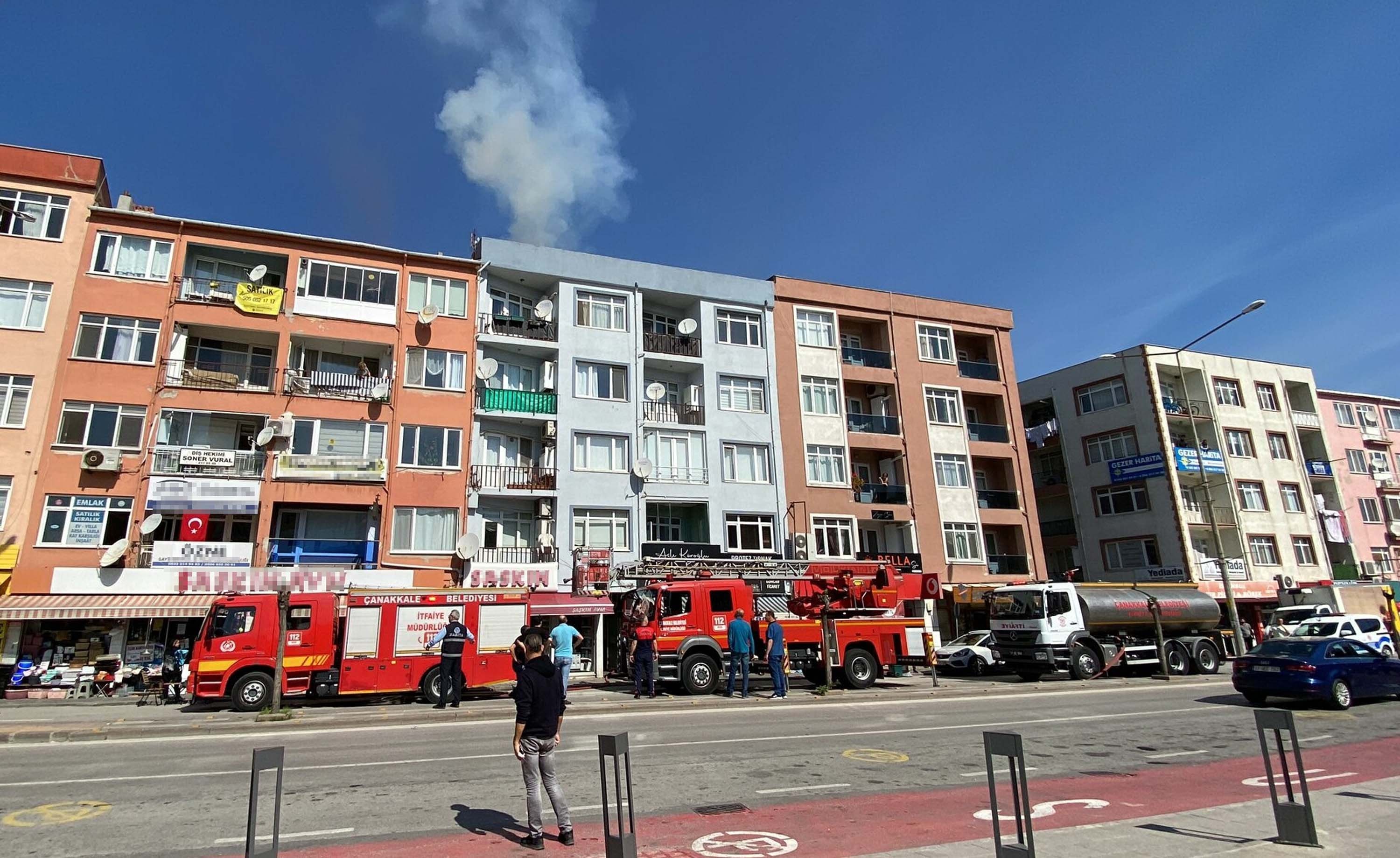 Çatı katında korkutan yangın: 1 kişi dumandan etkilendi