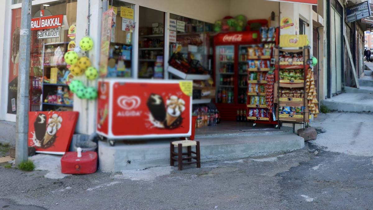 Karganın market rafından aldığı cips kameralara yansıdı