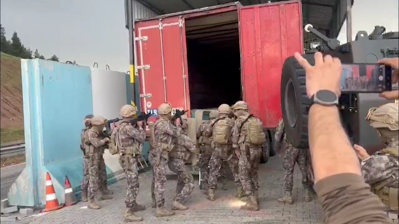 Uyuşturucu ve kaçak göçmenlerle dolu TIR Siirt'te yakalandı