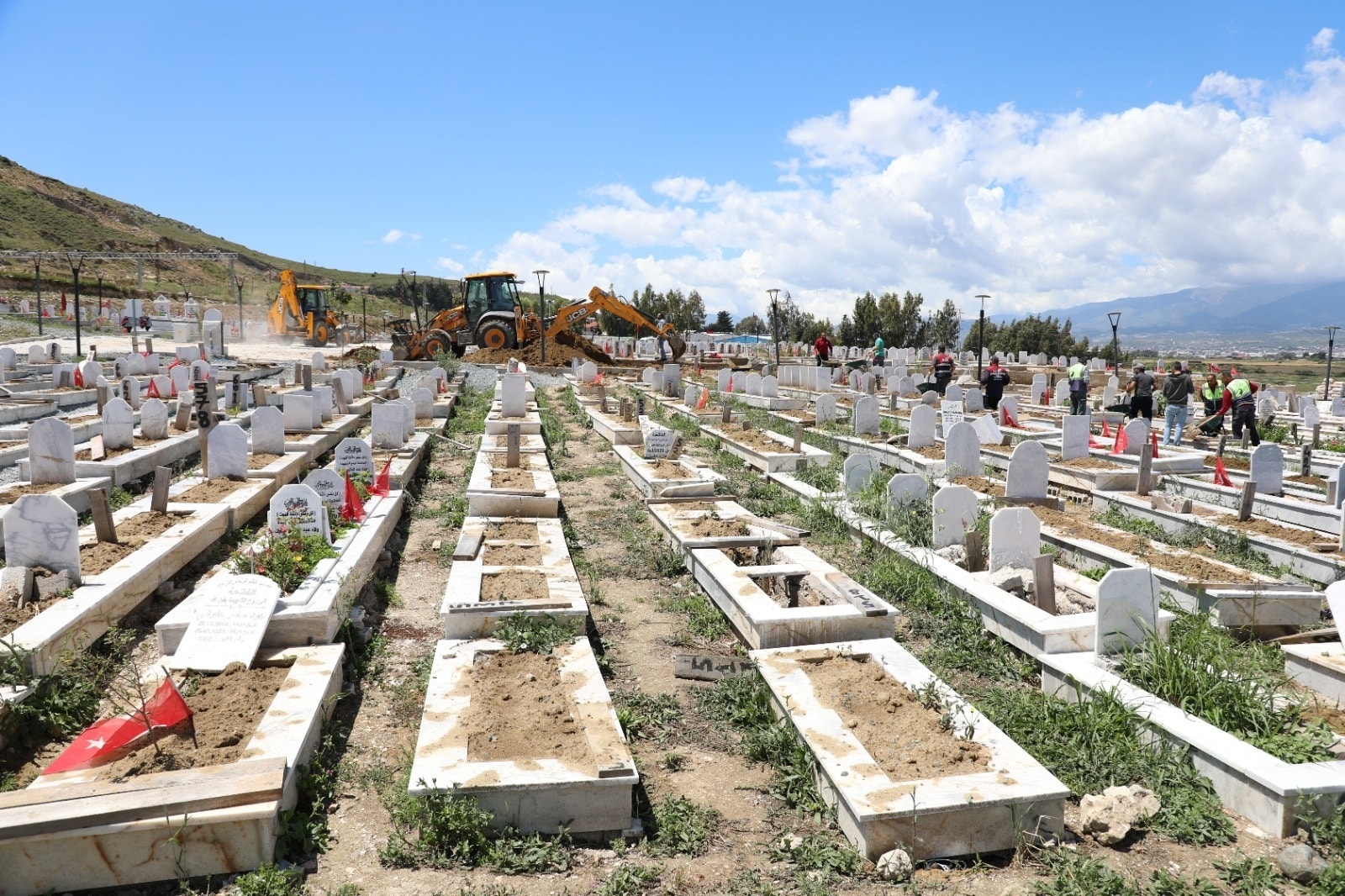 Hatay'daki yağış depremzedelerin mezarlarını tahrip etti