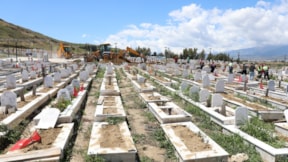 Hatay'daki yağış depremzedelerin mezarlarını tahrip etti