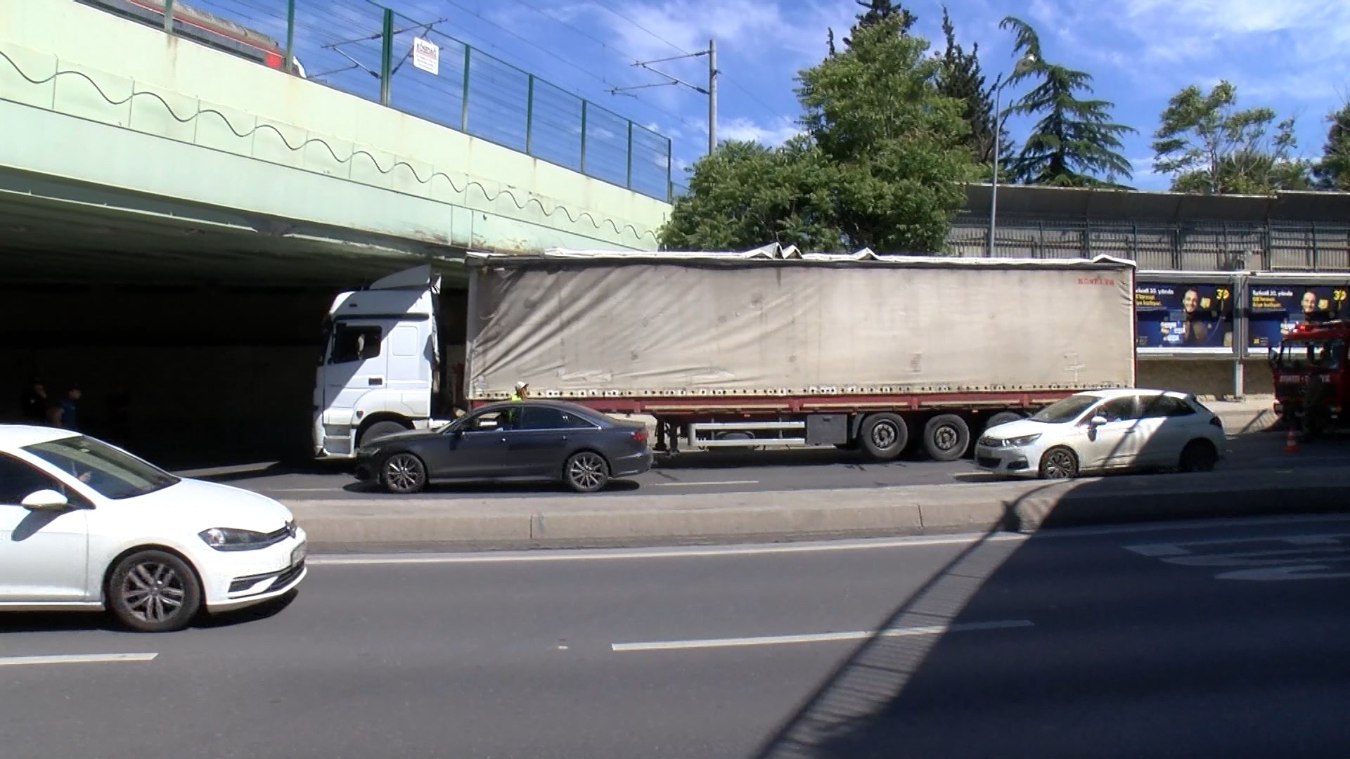 Bakırköy'de yine üst geçit faciası: TIR sıkıştı, trafik kilitlendi