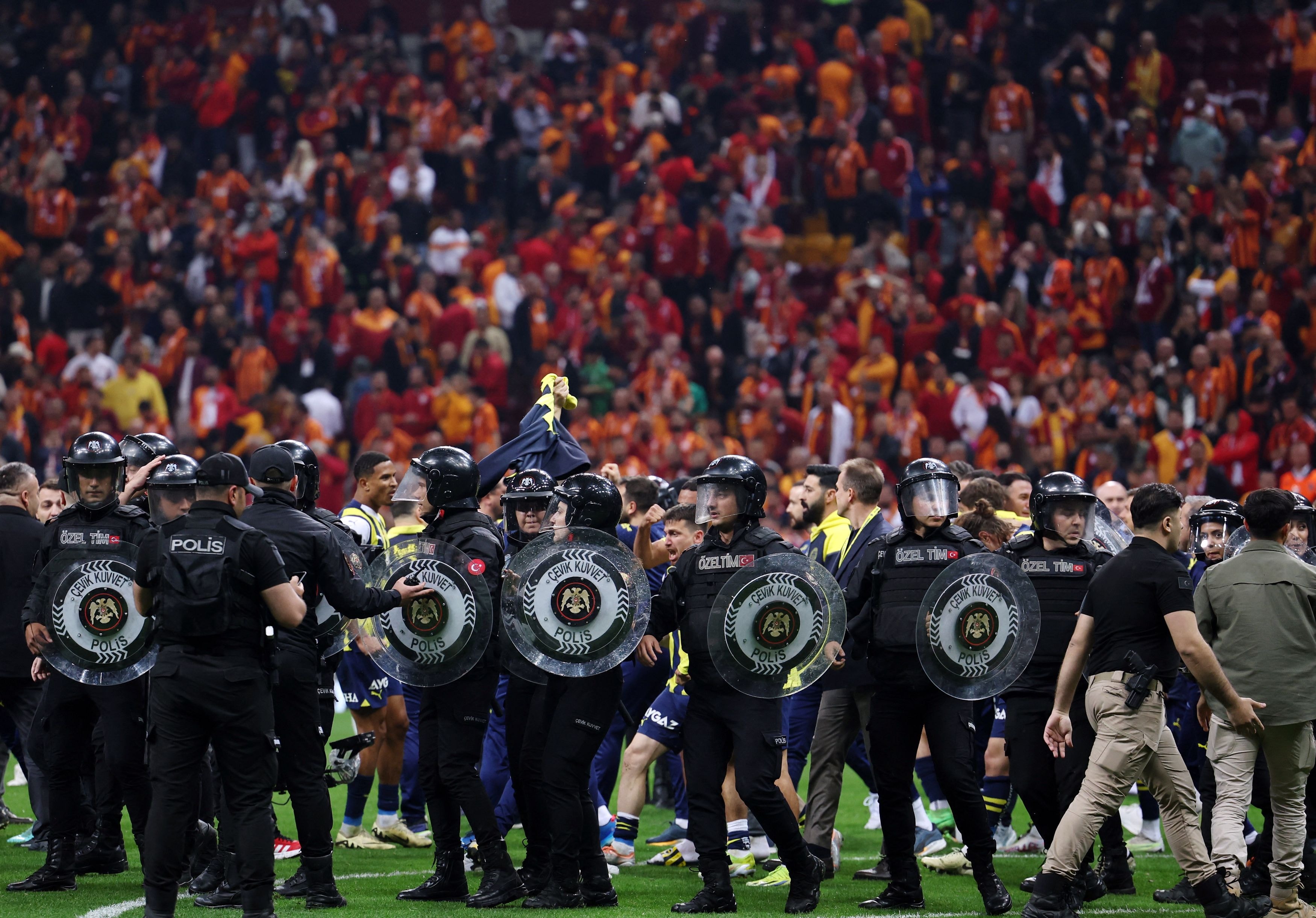 Fenerbahçe'den saha ortasında 'kalkanlı' sevinç