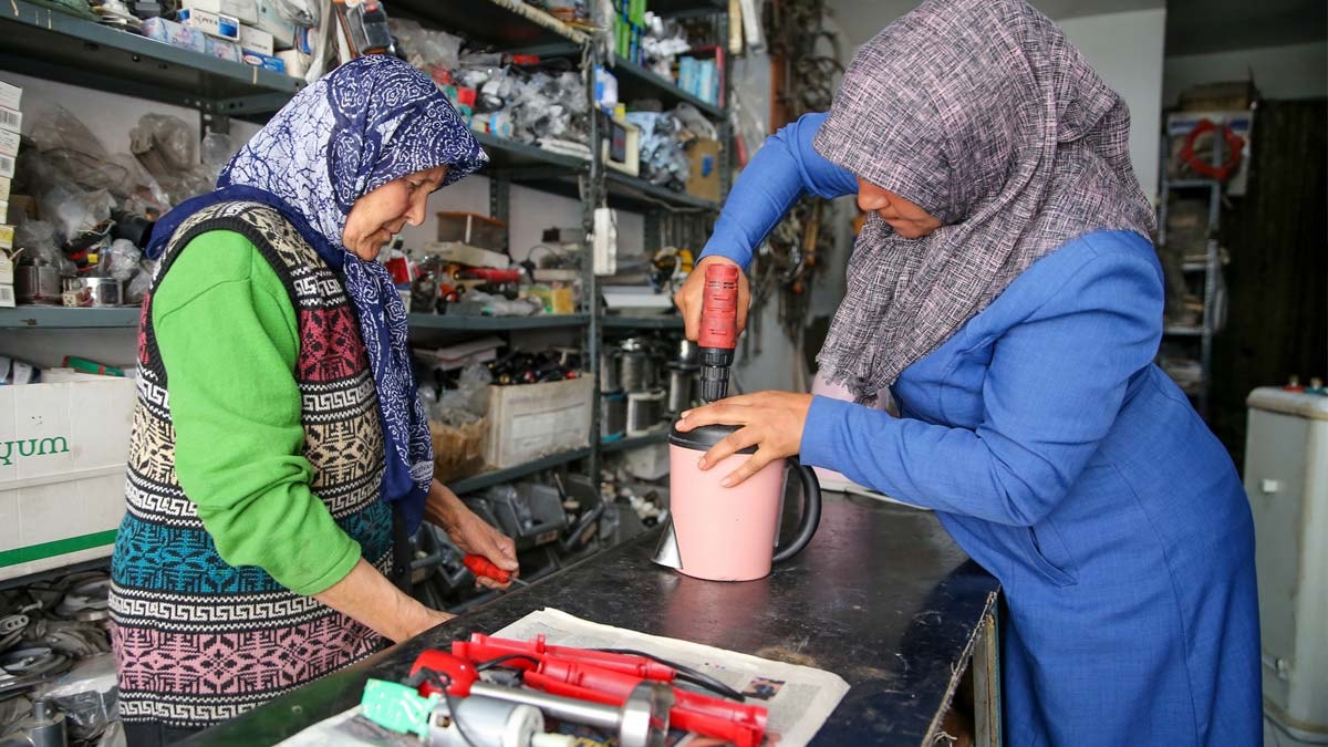 Gelinle kaynana elektrikli ev aletlerini tamir ediyor