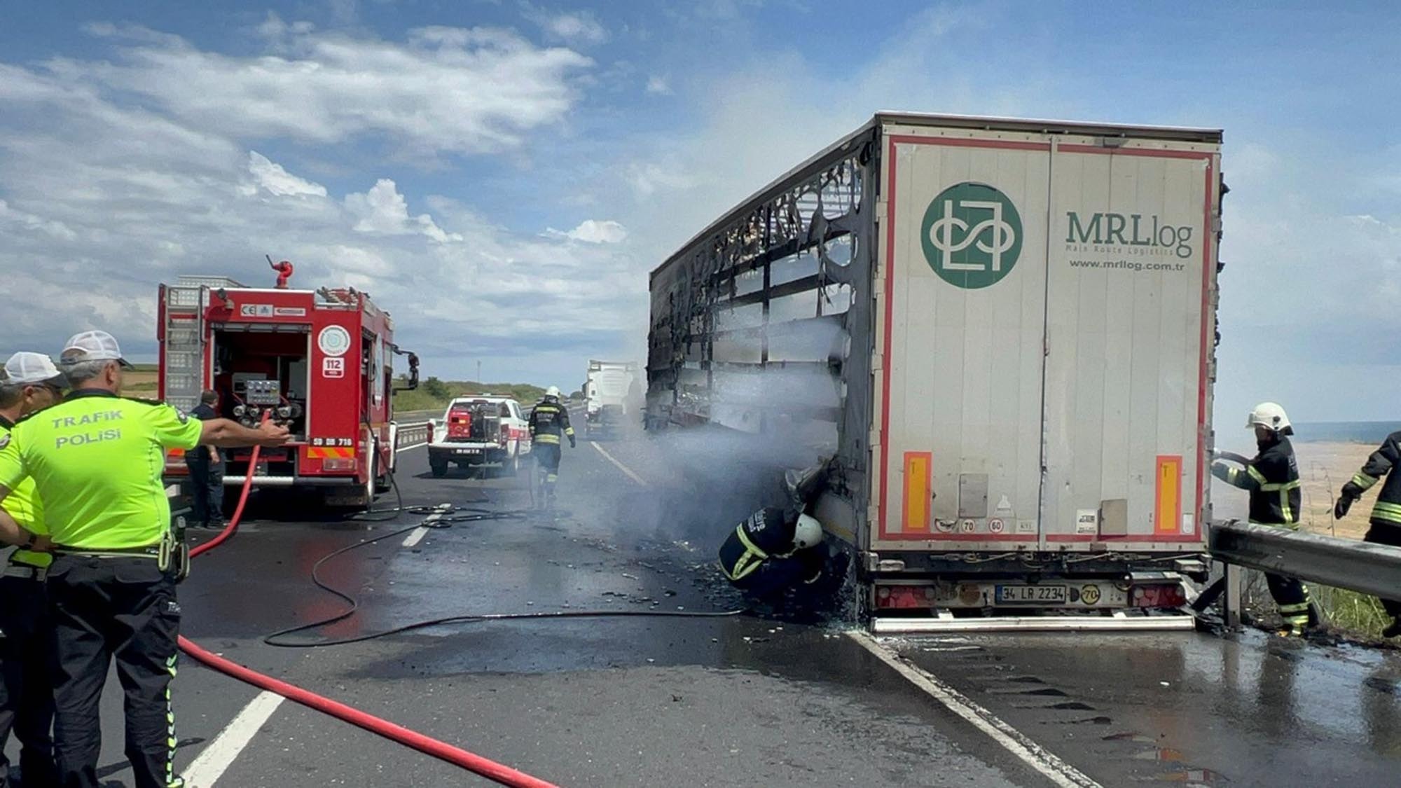 Seyir halindeki TIR'ın dorsesi alev alev yandı