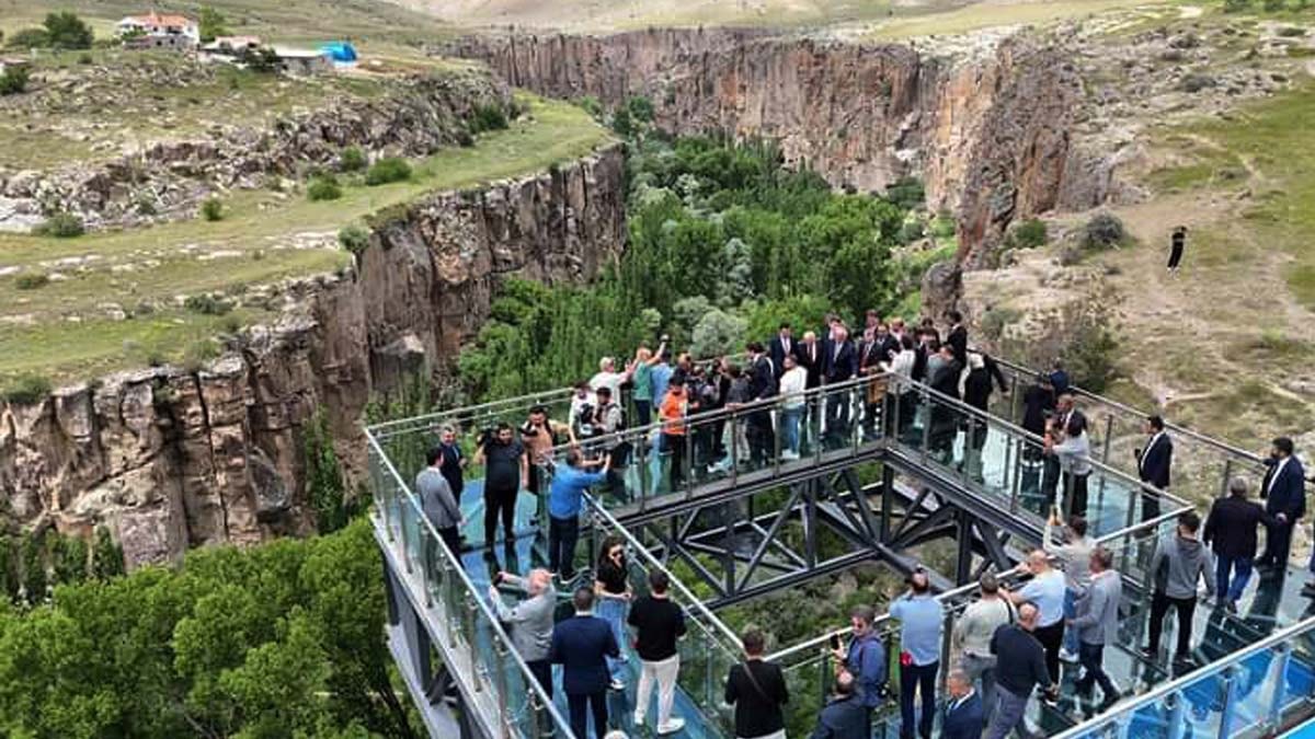 Ihlara Vadisi'nin manzarası artık cam teras ile ayaklarınızın altında