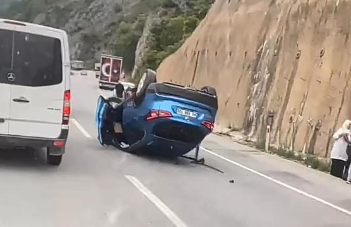 Lastiği patlayan otomobil takla attı: 1 yaralı