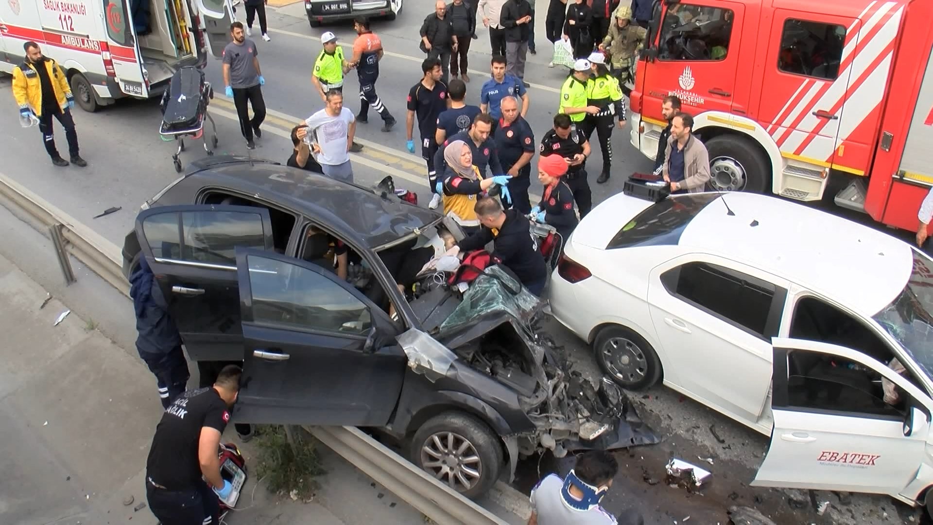 Otomobiller kafa kafaya çarpıştı: 6 yaralı