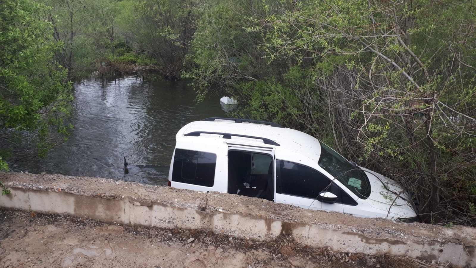 Sivas'ta otomobil dereye uçtu: 1’i çocuk, 3 yaralı