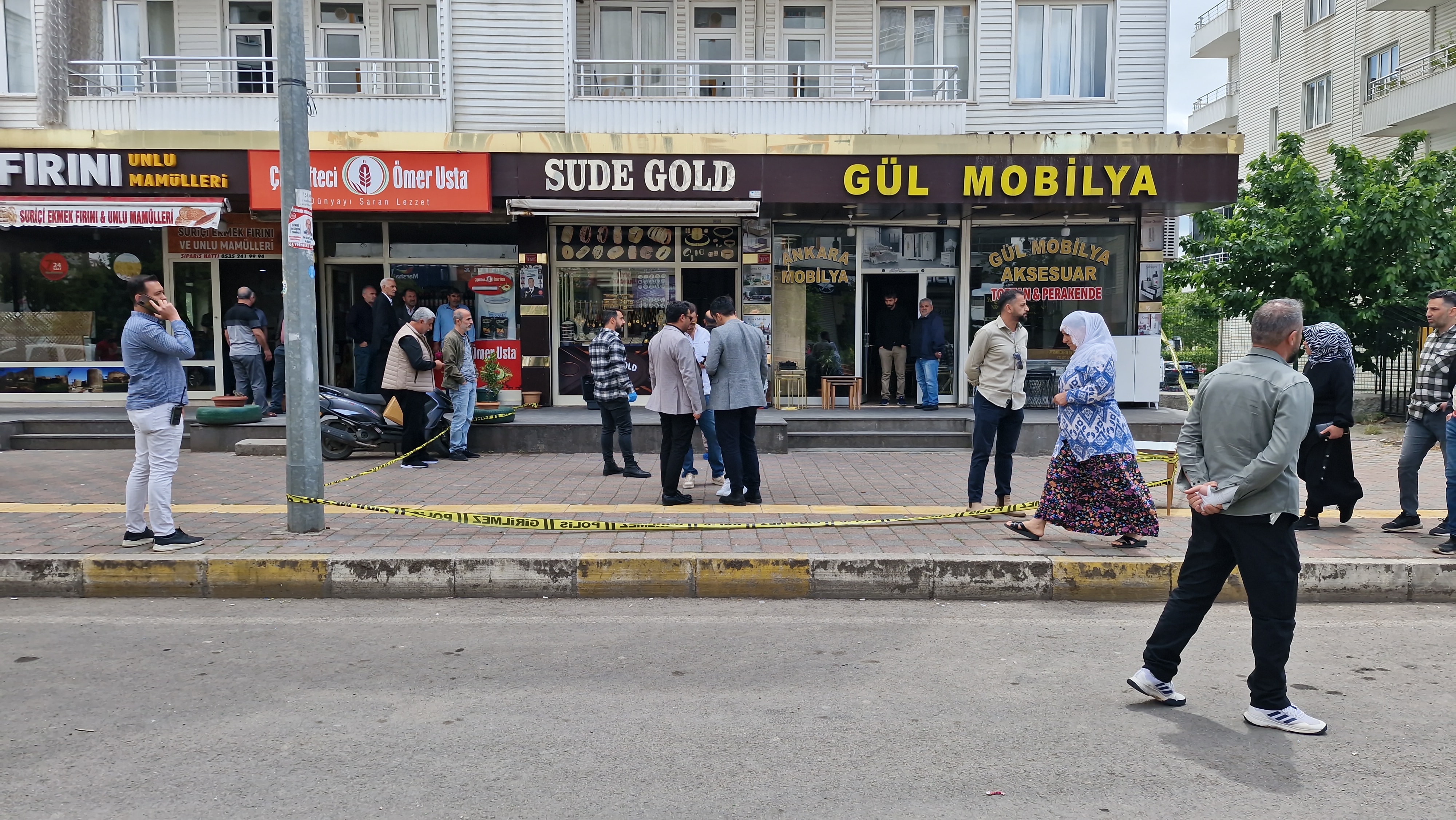 Para bozdurma bahanesiyle kuyumcuya dehşeti yaşattılar