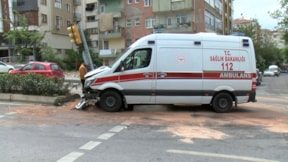 İhbara giden ambulans kaza yaptı: 5 yaralı