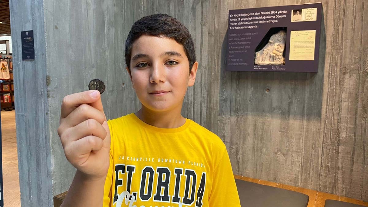 10 yaşında Türkiye'nin en küçük tarihi eser bağışçısı oldu