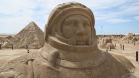 'Uzay' temalı kum heykeller sezonu açıldı