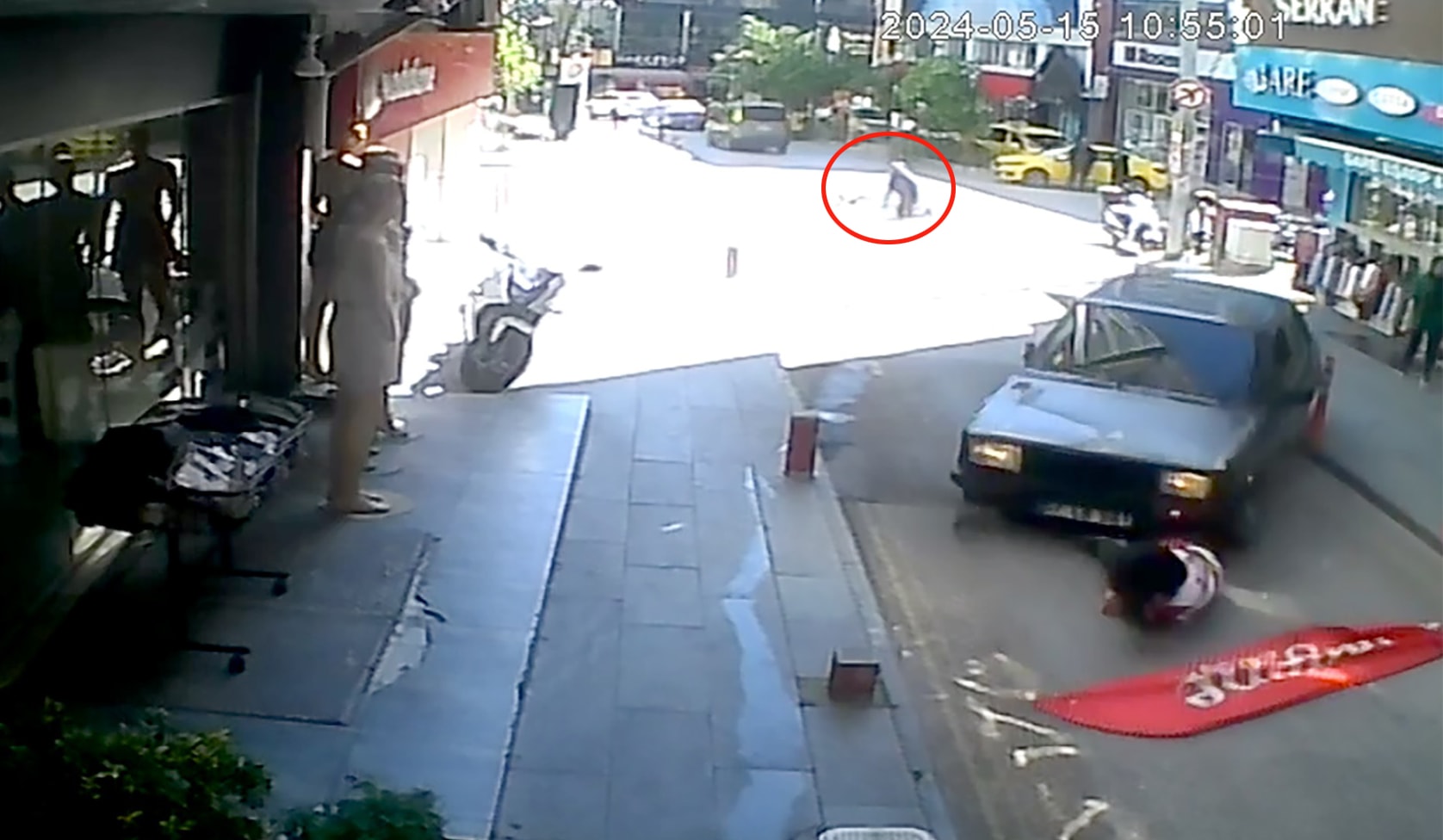 Kontrolden çıkan otomobil dehşet saçtı: 2 yaralı