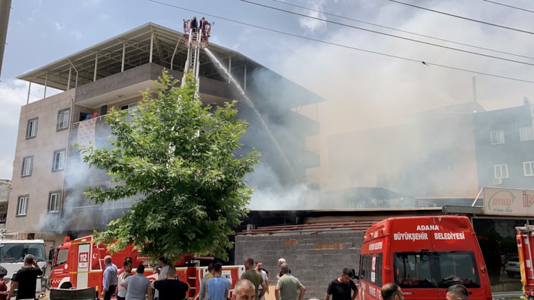 Adana'da depoda çıkan yangın eve sıçradı