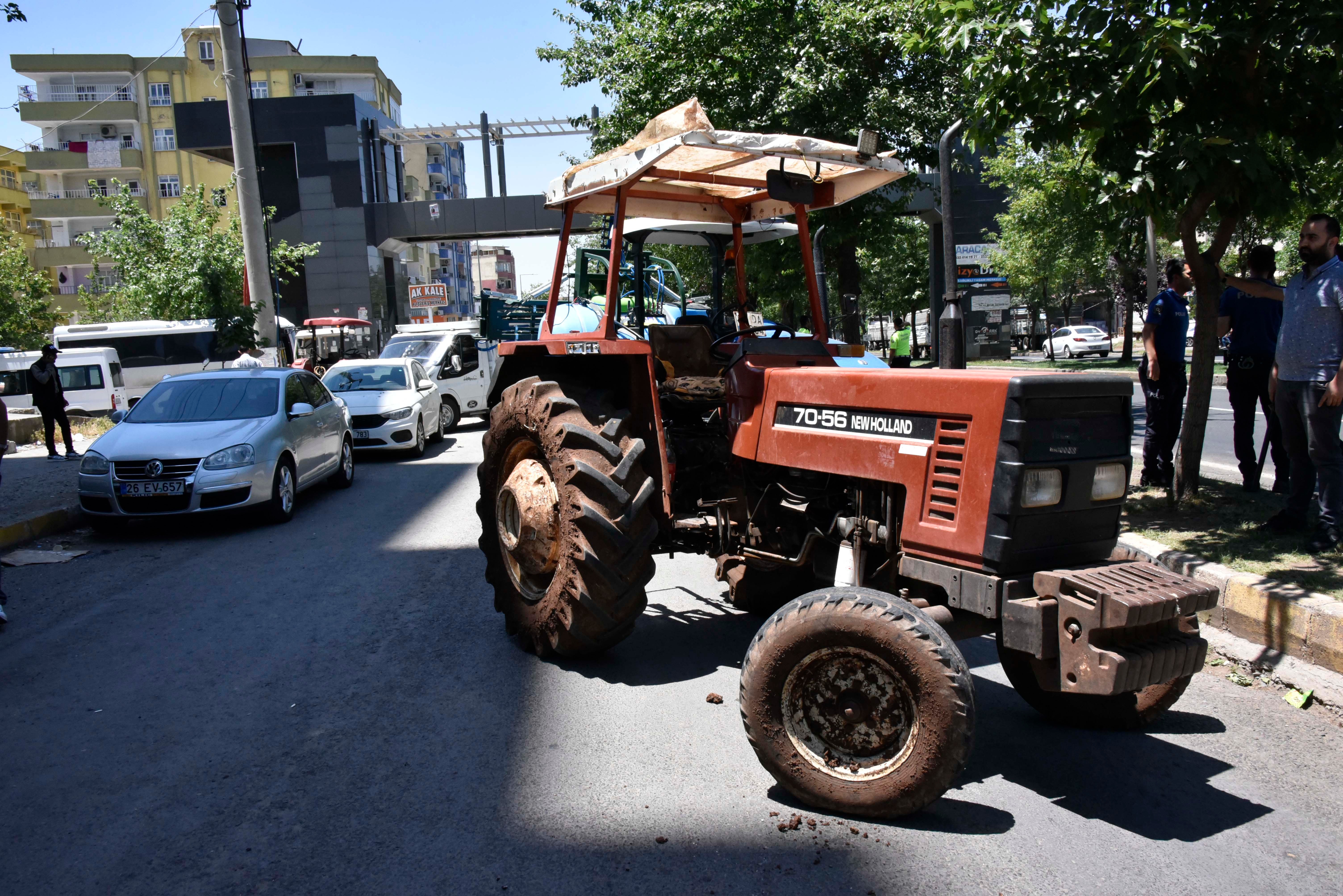 Çiftçiler elektrik kesintilerini protesto için yol kapattı