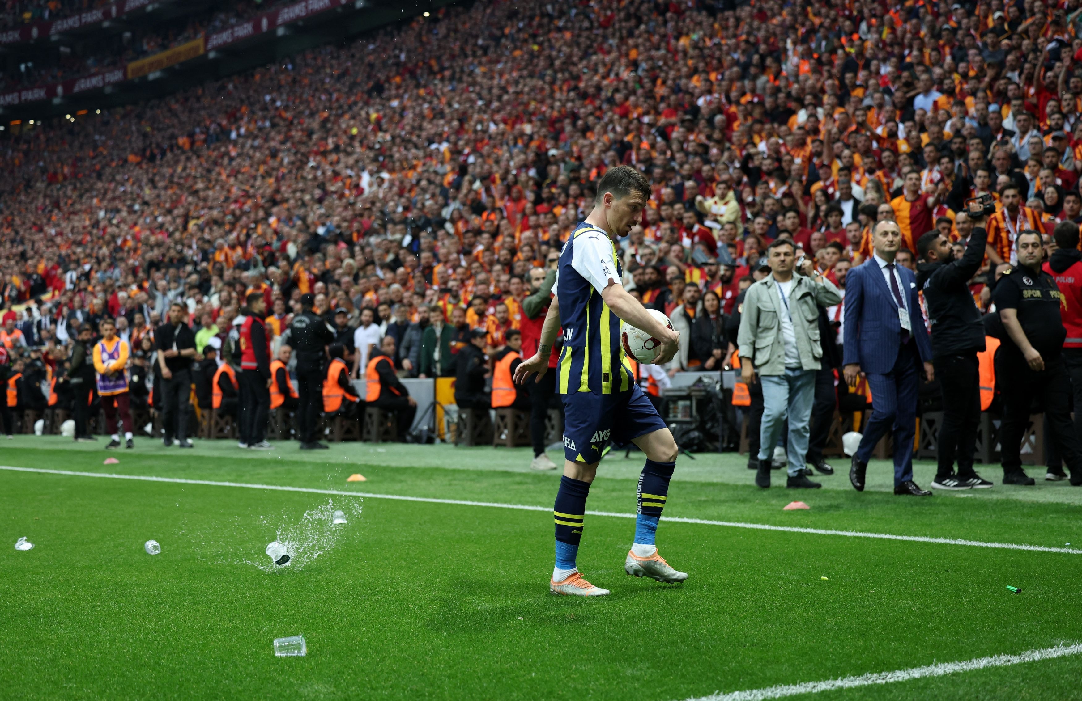 Galatasaray-Fenerbahçe derbisinde Mert Hakan Yandaş'a tepki