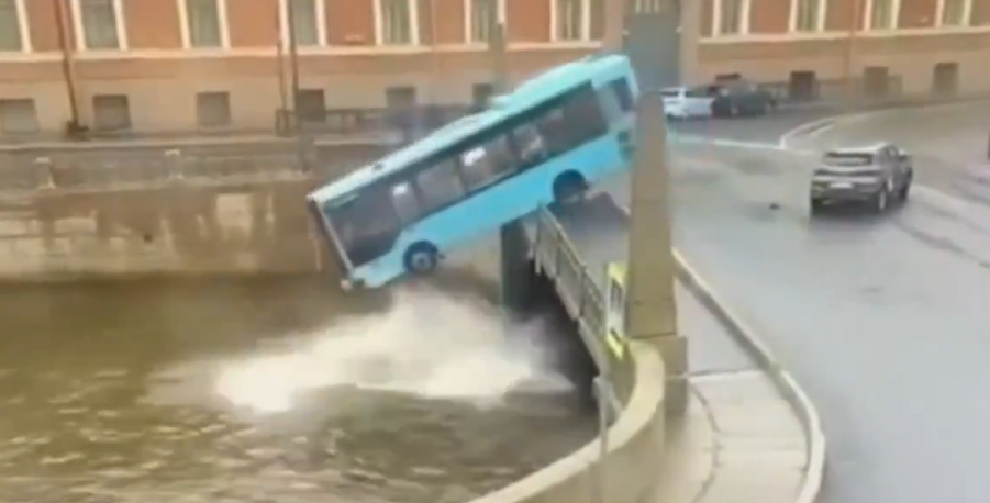 Rusya'da yolcu otobüsü nehre düştü: 7 ölü