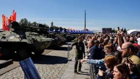 Rusya, ele geçirdiği NATO silahlarını meydanda sergiliyor