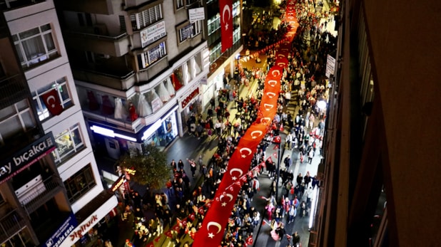 1919 metrelik Türk bayrağıyla fener alayı