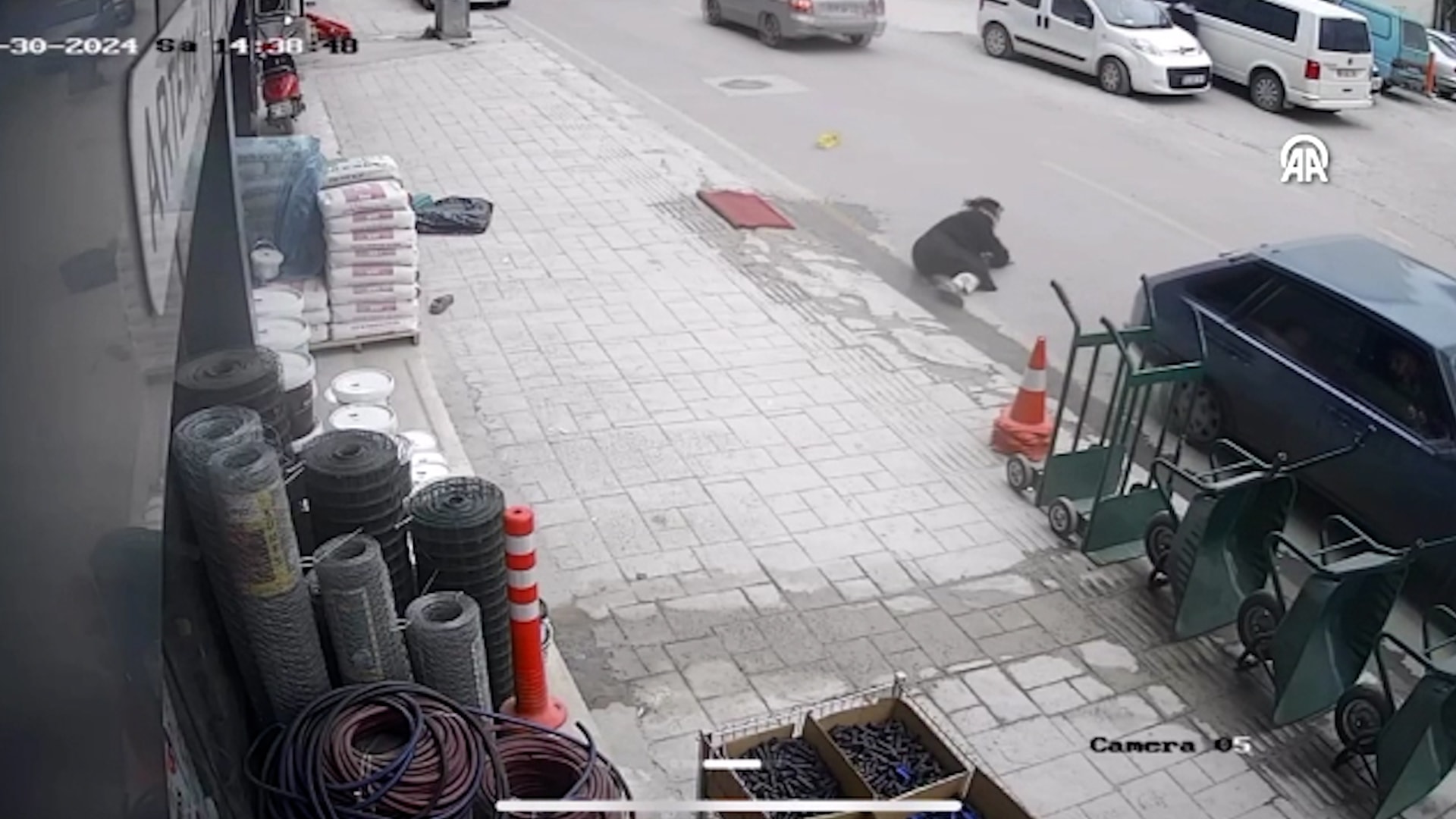 Dikkatsiz geri manevra kazaya neden oldu: O anlar kamerada