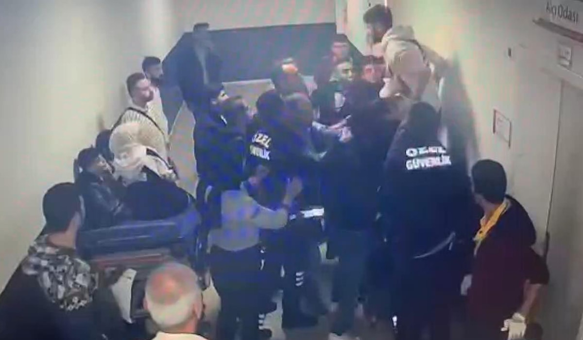 Sedyeden kalkıp doktora tekme attı