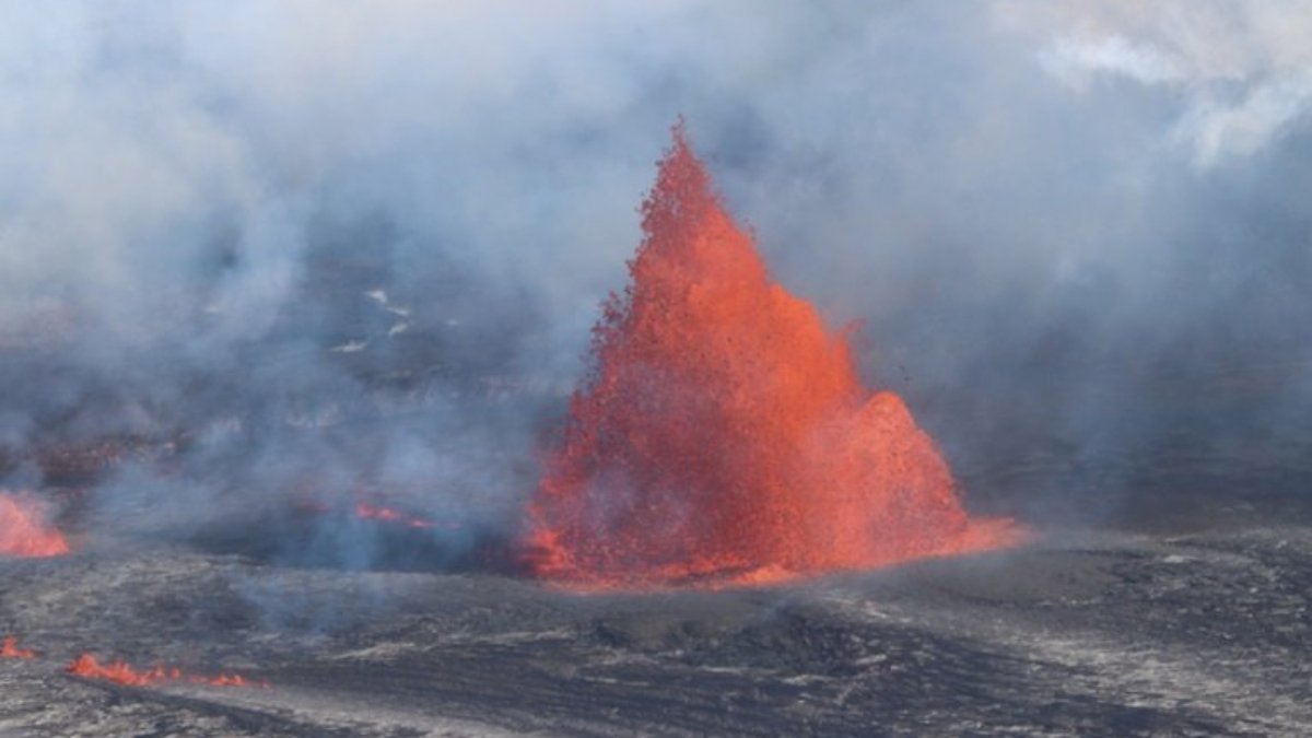 Yanardağ harekete geçti: Elektrikler kesildi, lavlar yolları kapladı