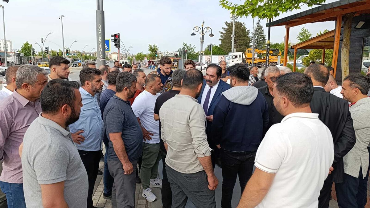 Depremzede esnaf konteynerlerine zabıta müdahalesi