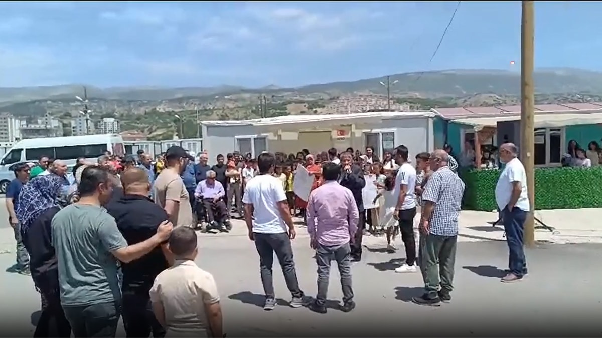 Depremzedelere 'göçebe' muamelesi isyan ettirdi