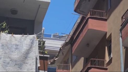 İstanbul'da 4 katlı binanın çatısında çökme