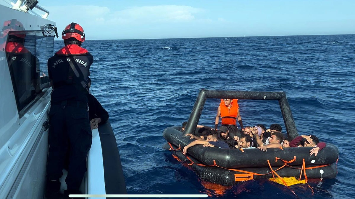 Yunanistan'ın geri ittiği çocukları sahil güvenlik kurtardı