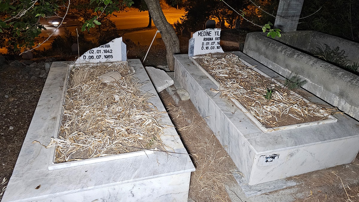 Adana'da mezarlığa saldırı: Taşları kırdılar