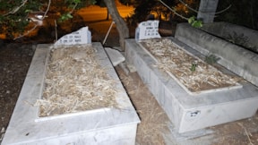 Mezarlığa saldırı: Taşları kırdılar