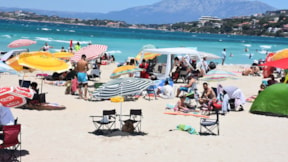 Turistler Ilıca Plajı'nı doldurdu