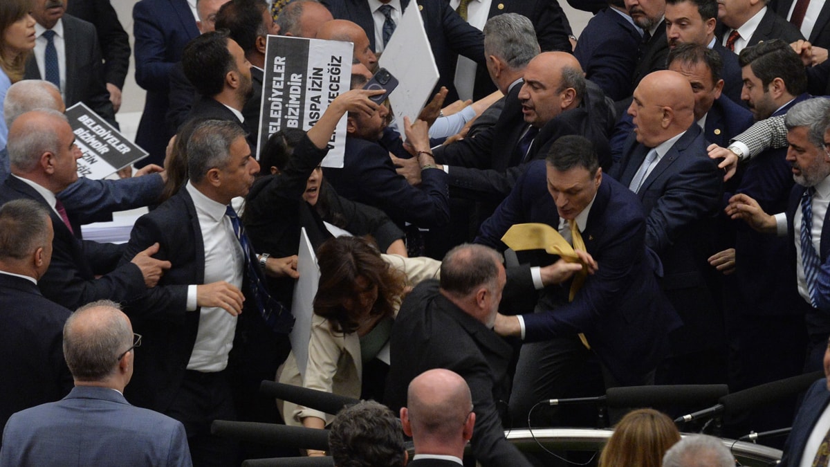 Meclis'teki kayyum protestosu sırasında arbede