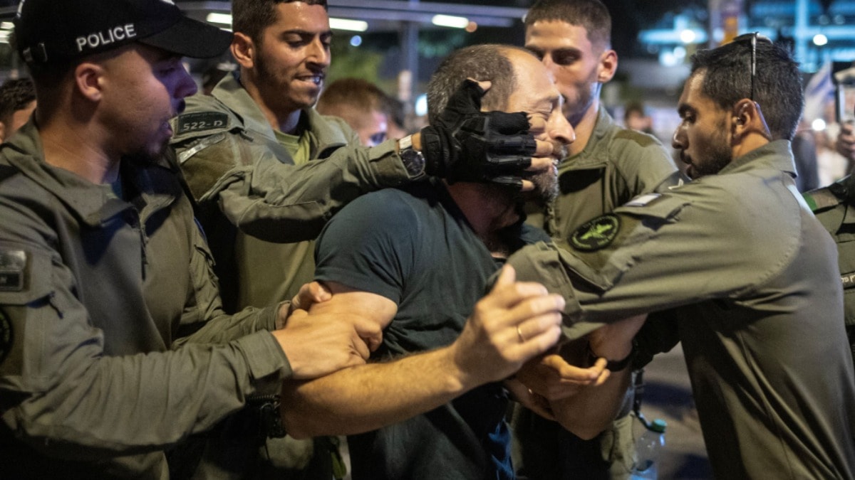 İsrailliler Netanyahu'nun istifası için sokağa döküldü