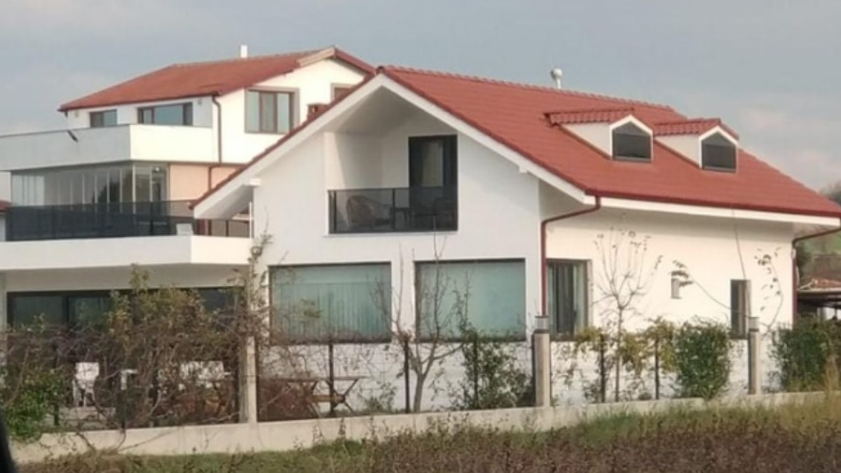 Yıkılması beklenen kaçak villa büyüyor