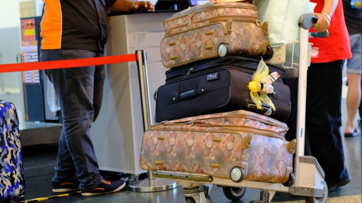 Bagaj görevlisi, valizlerine kurdele bağlayan yolcuları uyardı