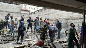 Okul inşaatında beton dökümü sırasında çökme: 5 işçi yaralı