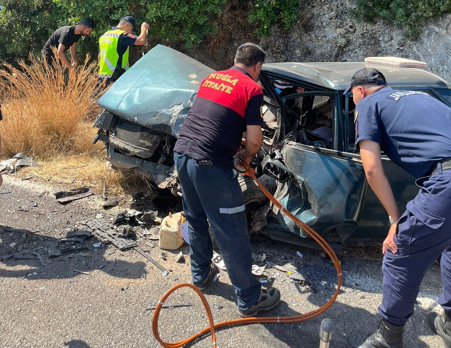 Tatil yolunda feci kaza... Kafa kafaya çarpıştılar