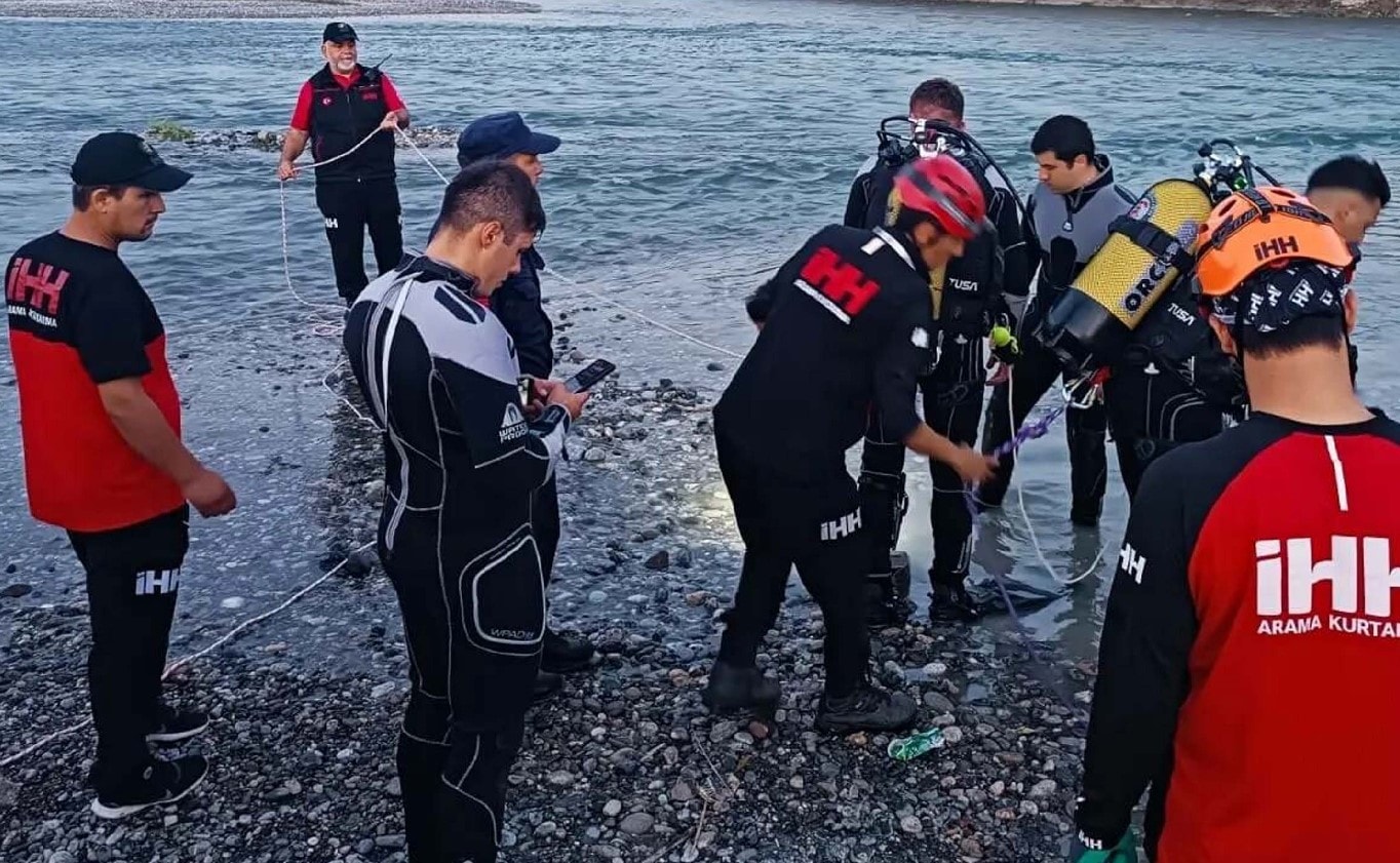 Çaya düşen gencin cesedi çamura saplı buluındu