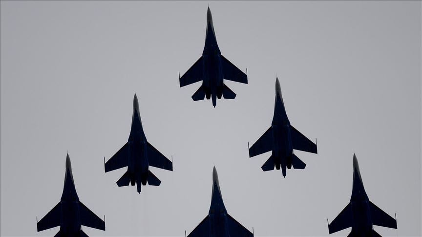 Hindistan'da savaş uçağı düştü