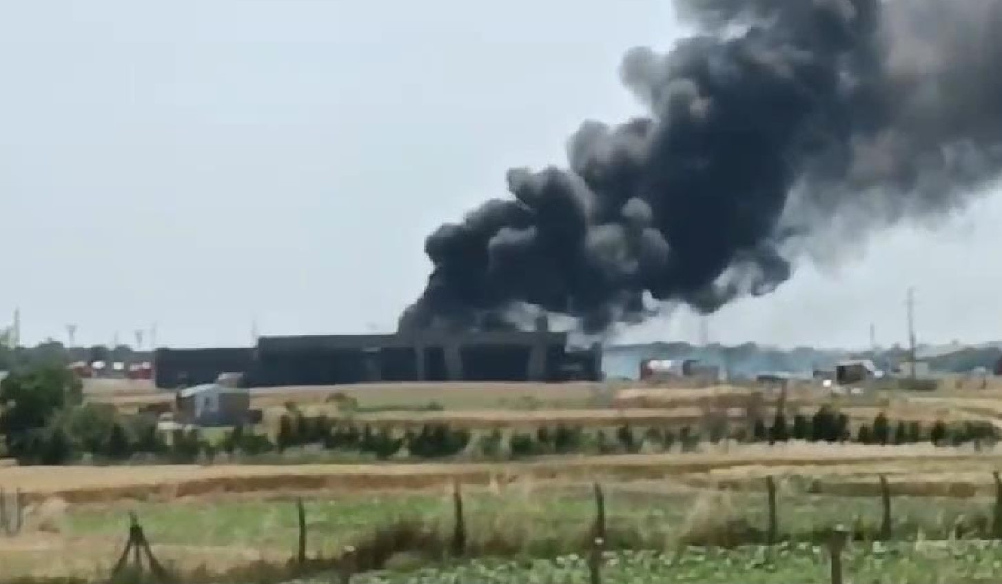 Silivri'de boya fabrikasında yangın